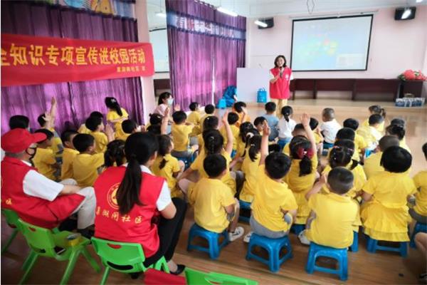 學(xué)生正在認(rèn)真聽老師講科普知識(shí)