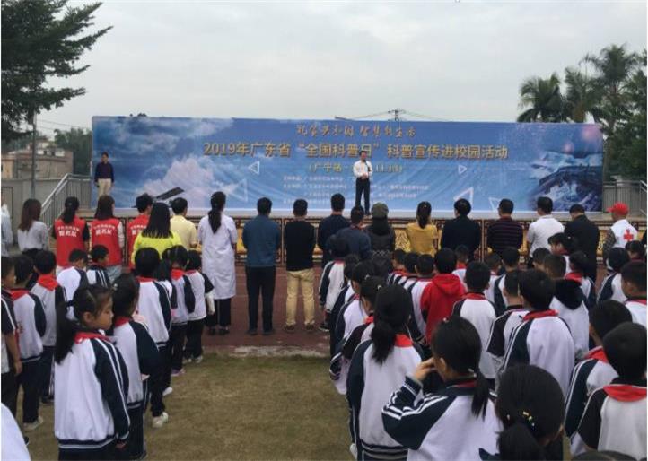 科普教育走進(jìn)校園，學(xué)生正在聽科普宣傳演講